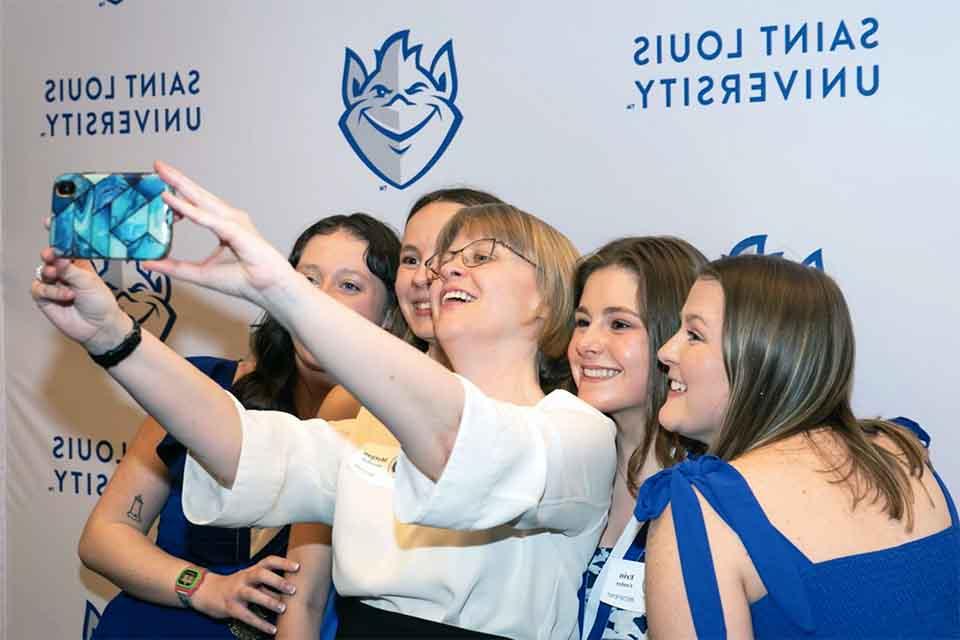 New alumni gather to take a selfie